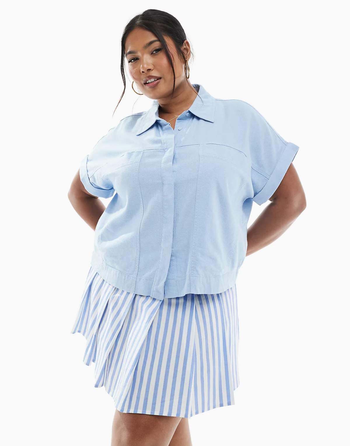 – Jasnoniebieska koszula z krótkim rękawem o pudełkowym kroju