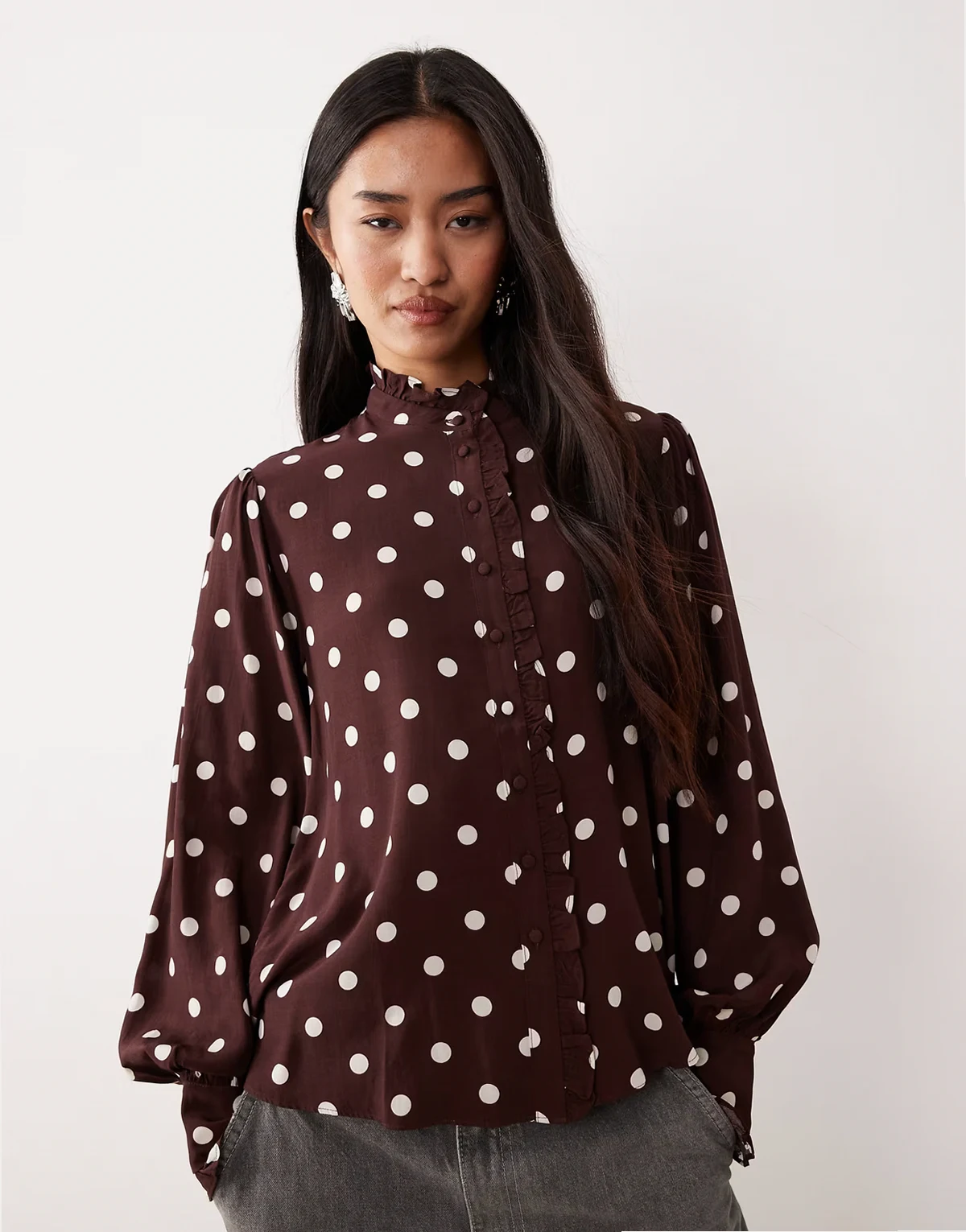 – Bronte – Gepunktete Bluse in Braun mit Knopfleiste