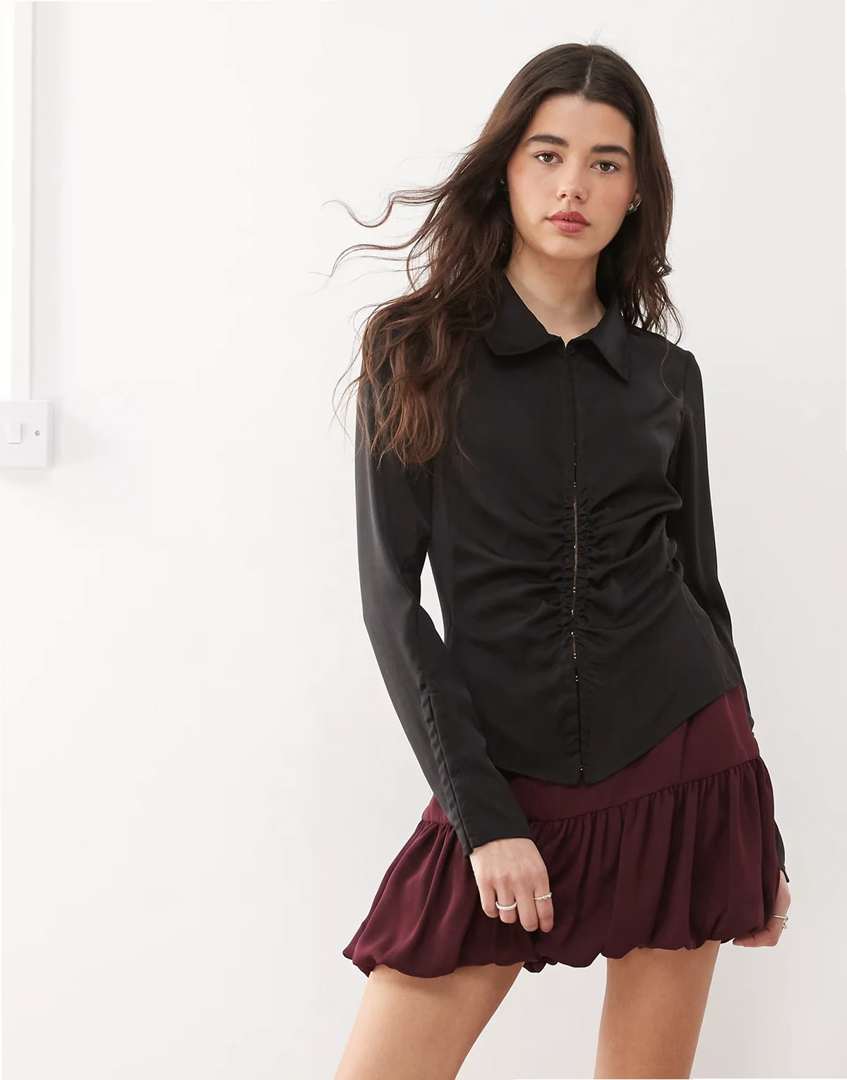 – Gerafftes Hemd aus Satin in Schwarz