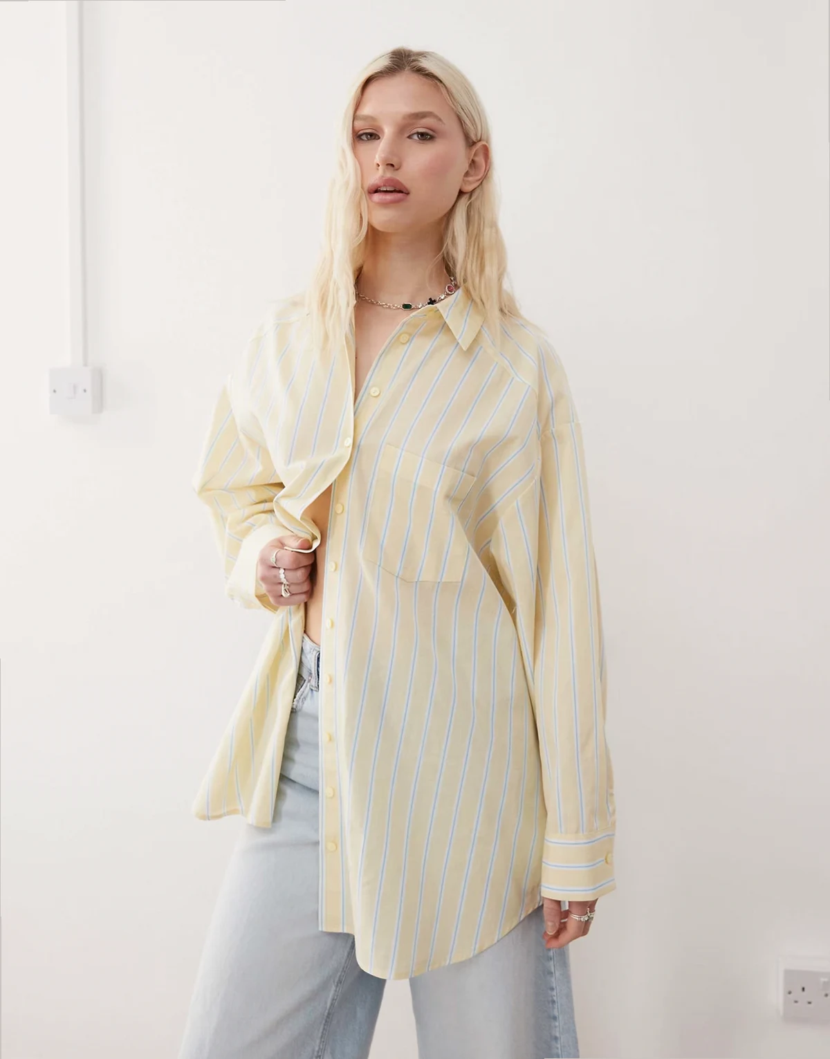 – Popelinowa koszula oversize w jasnożółte paski