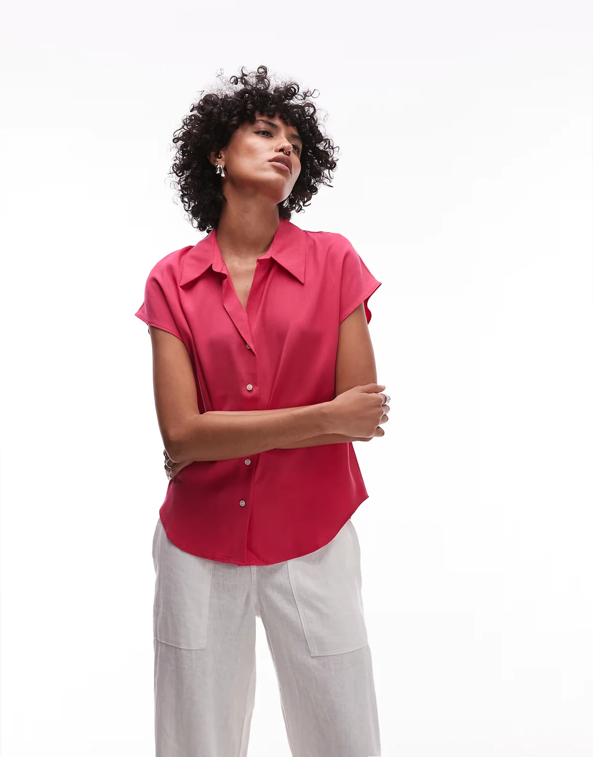 – Klassisches ärmelloses Hemd aus Satin in Rot mit abgerundetem Saum