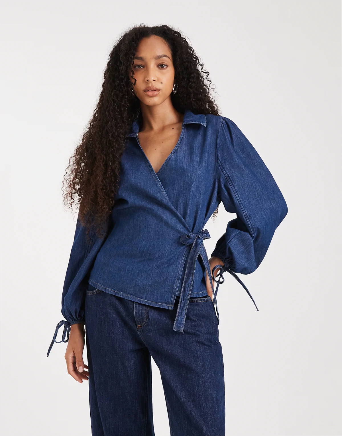 – Wickeloberteil aus Denim in Indigoblau mit Ballonärmeln