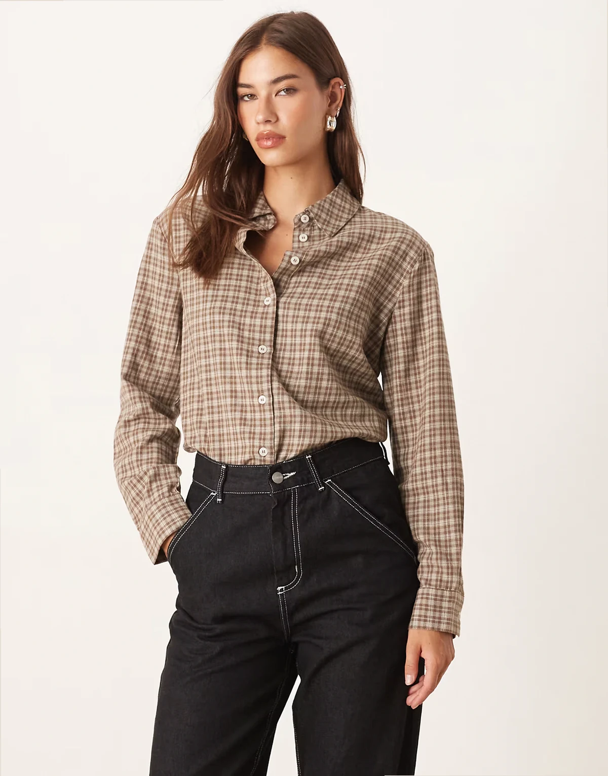 – Beżowo-brązowa koszula oxford typu boyfriend o kroju oversize w drobną kratę