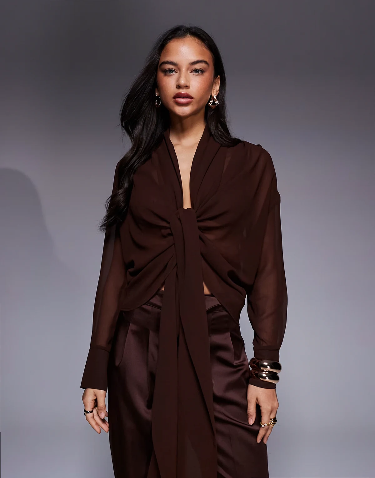 ASOS X THE SOURCED COLLECTION – Hemdbluse in Braun mit Bindedetail