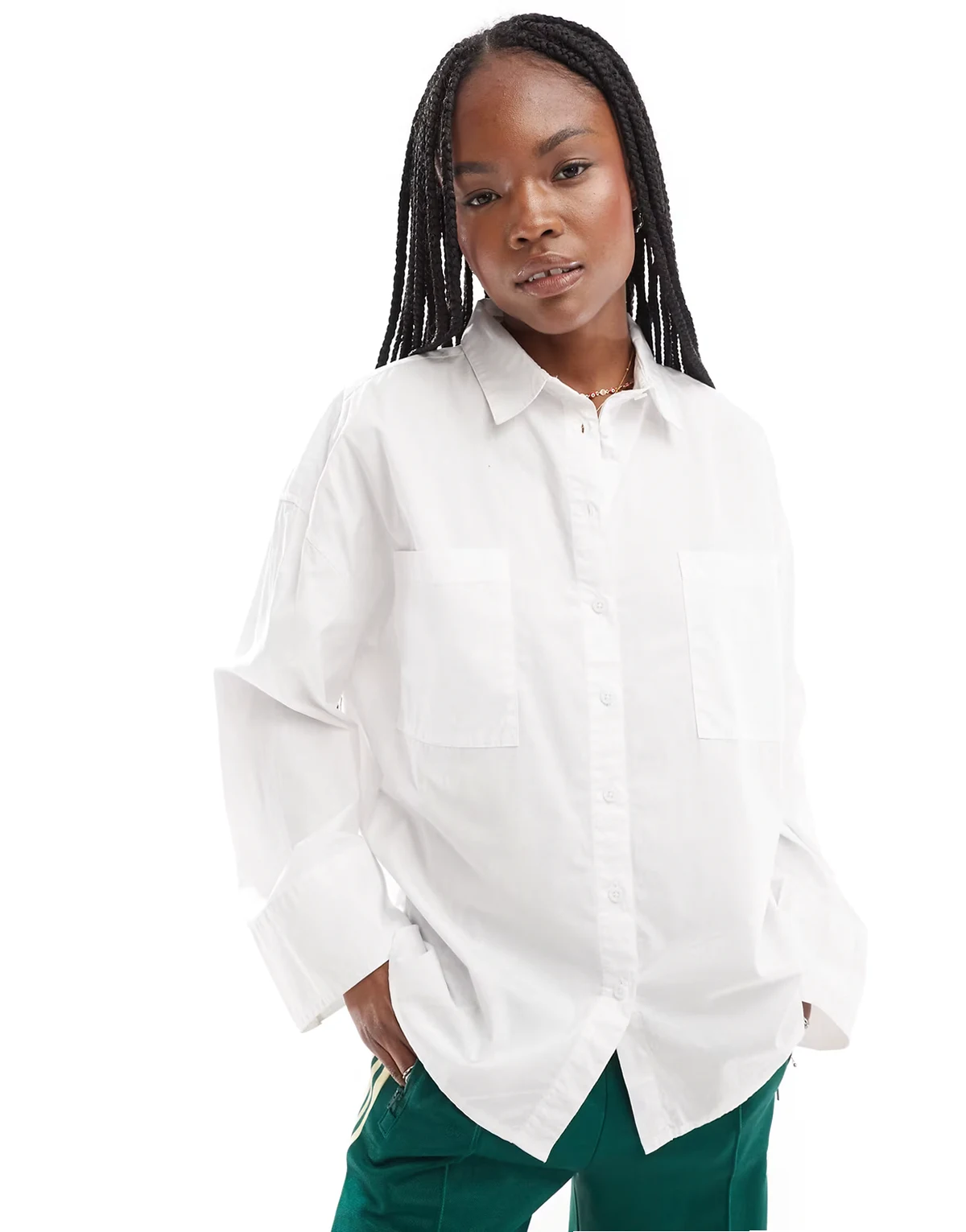 – Biała koszula oversize