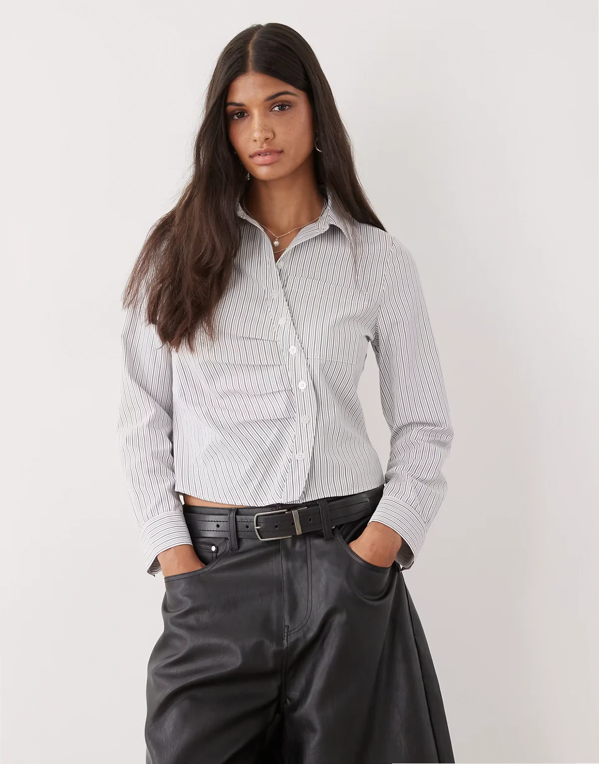 – Dopasowana koszula w niebieskie paski z nierówną plisą za guziki