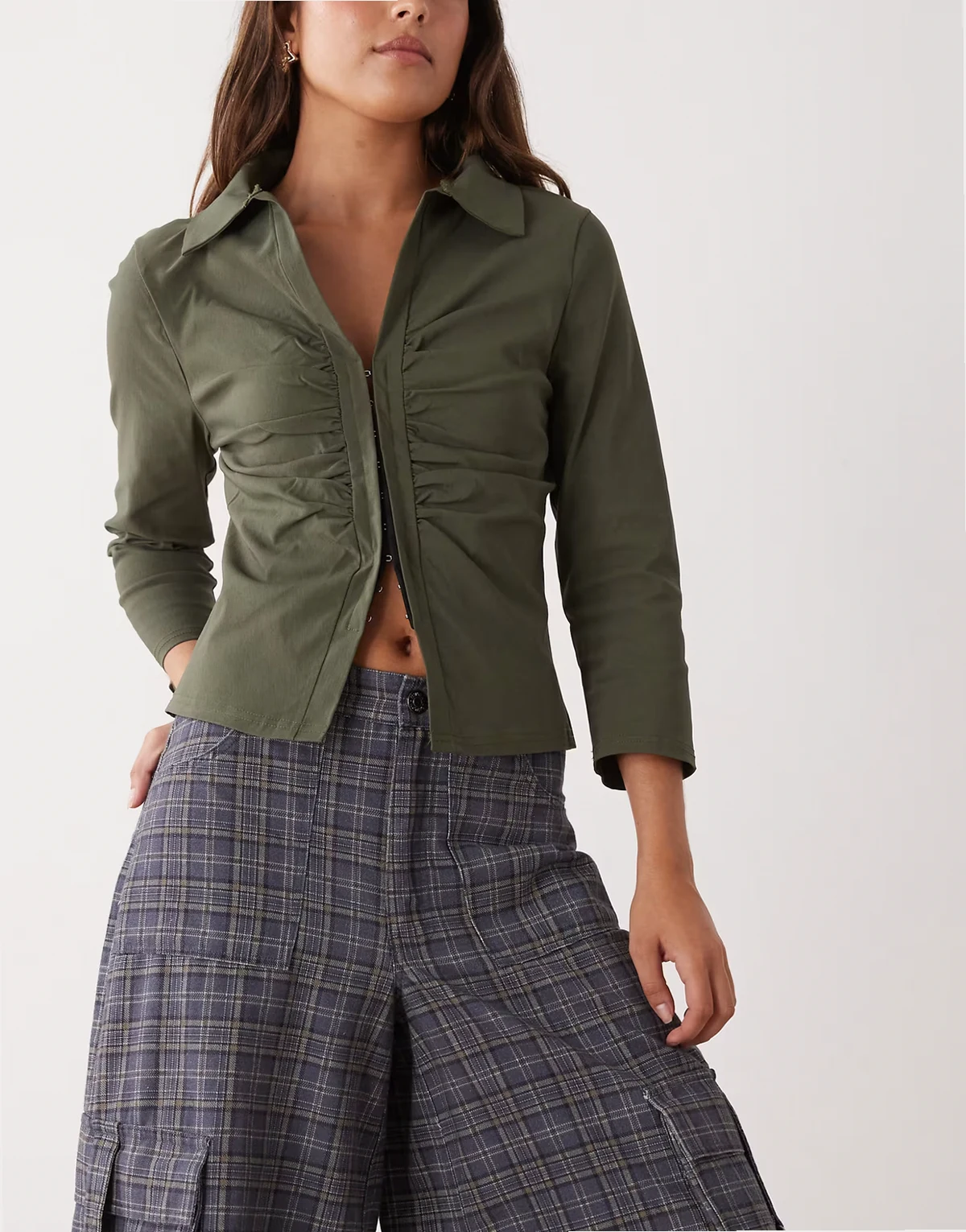 – Szara zapinana na haftki koszula z bengaliny