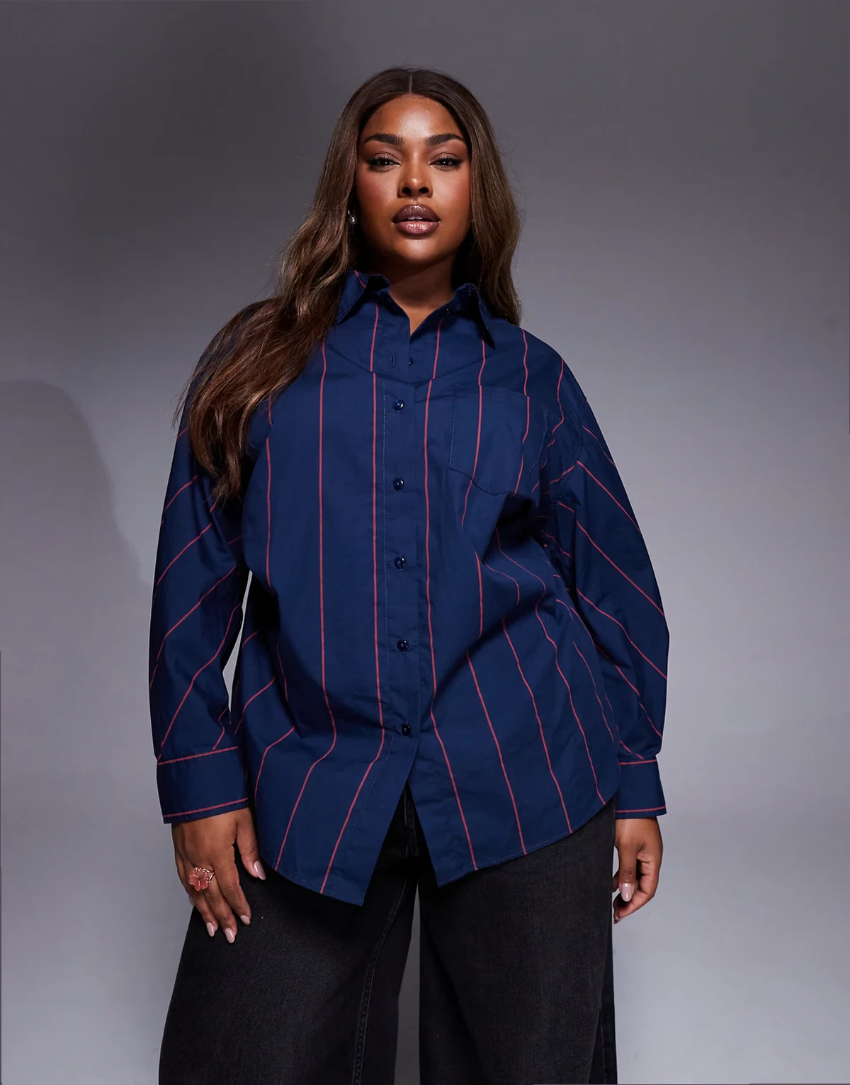 ASOS DESIGN Curve – Oversize-Hemd in Blau mit roten Streifen und betontem Detail
