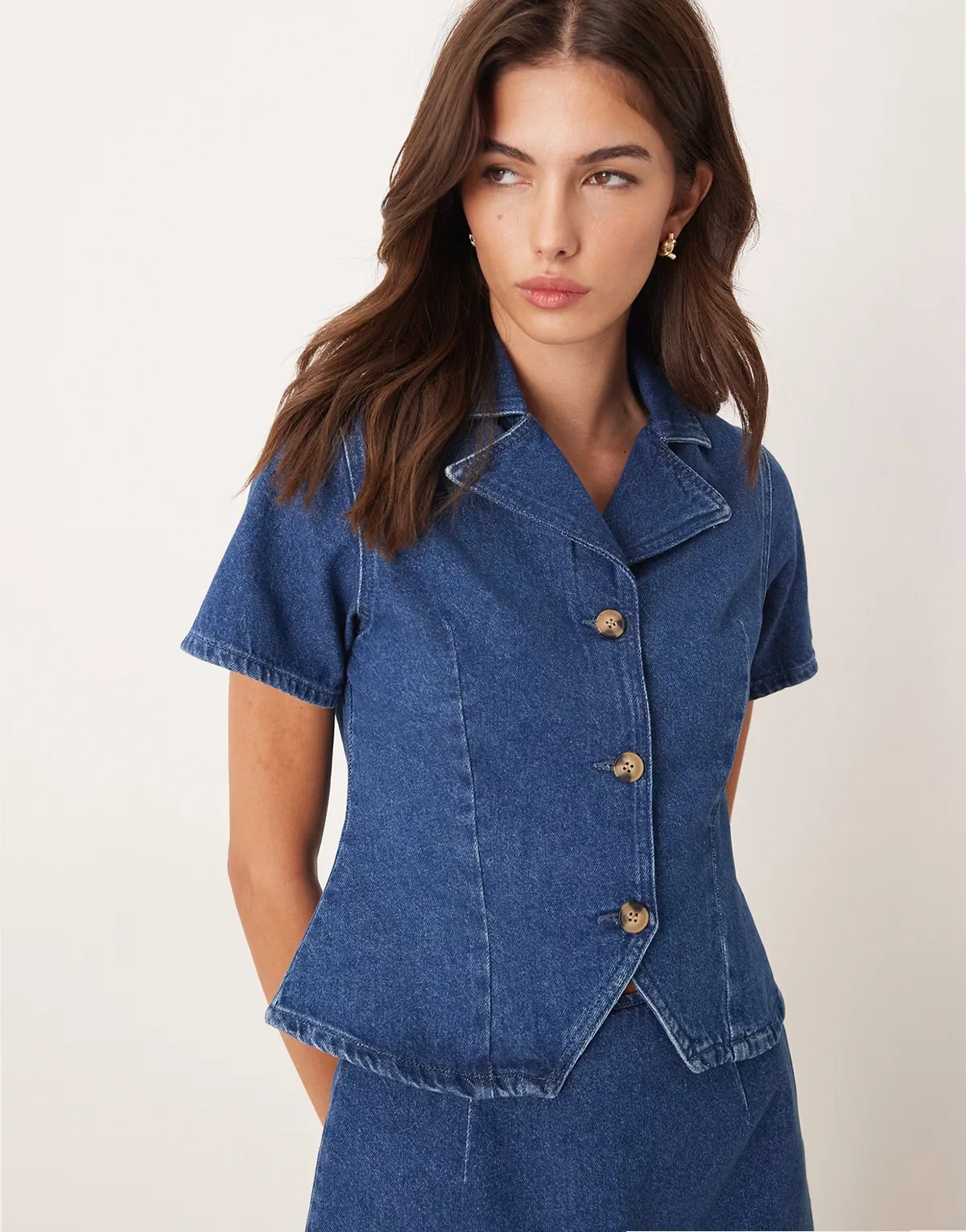 – Kurzärmlige Jeansbluse in Mittelblau mit V-Ausschnitt, Kombiteil