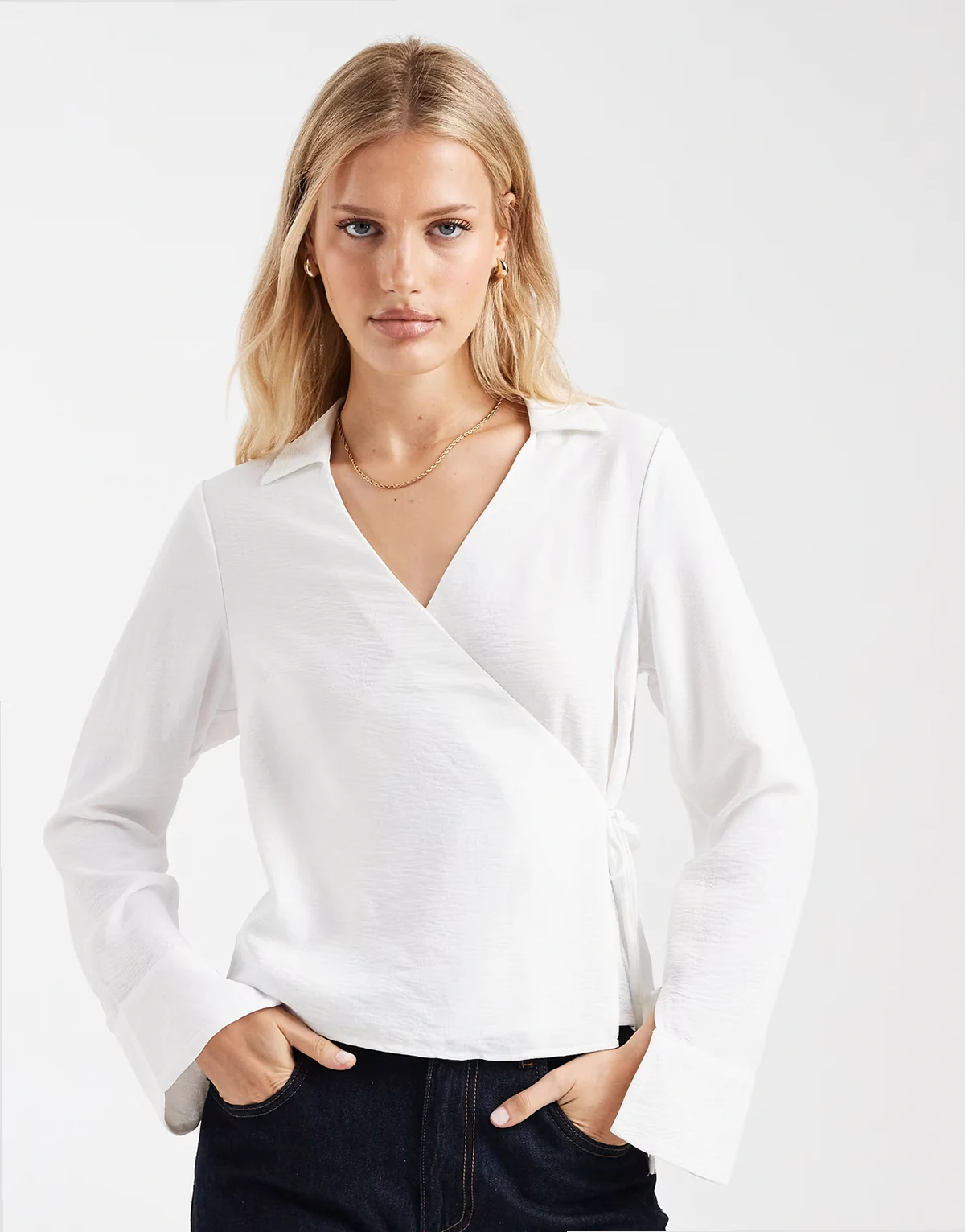 – Biała kopertowa koszula