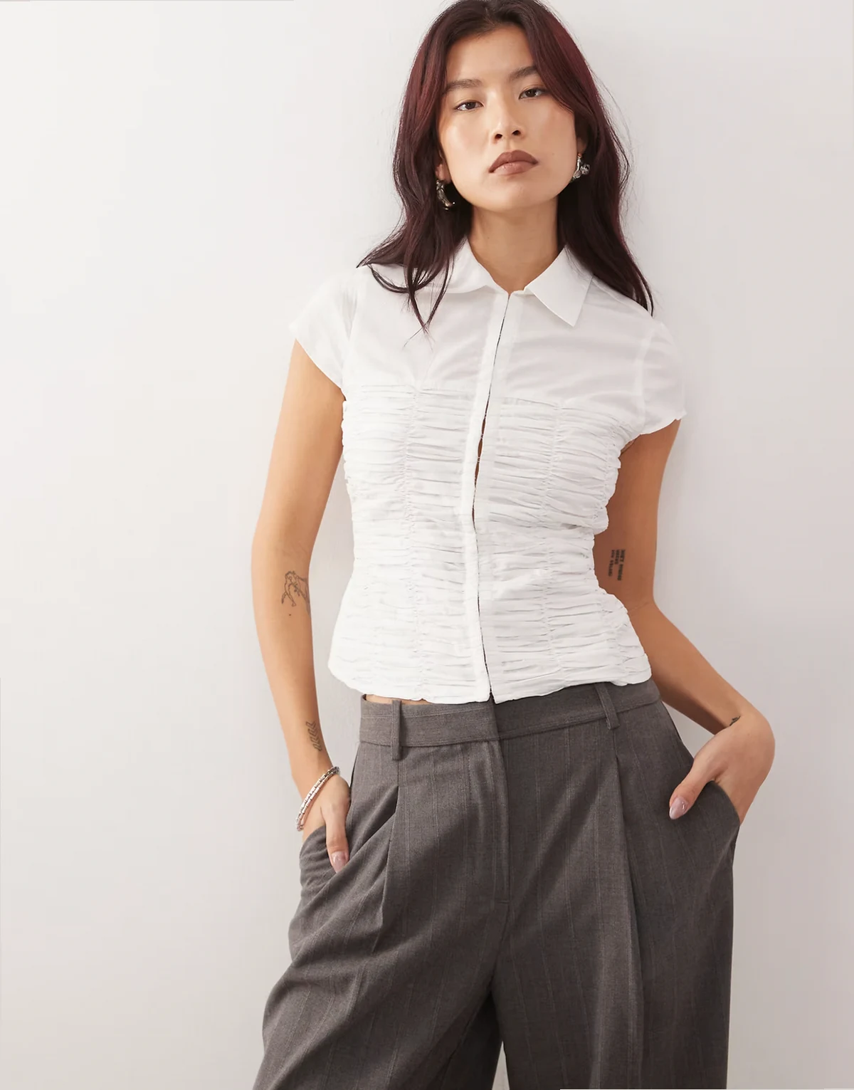 – Biała marszczona koszula o dopasowanym kroju