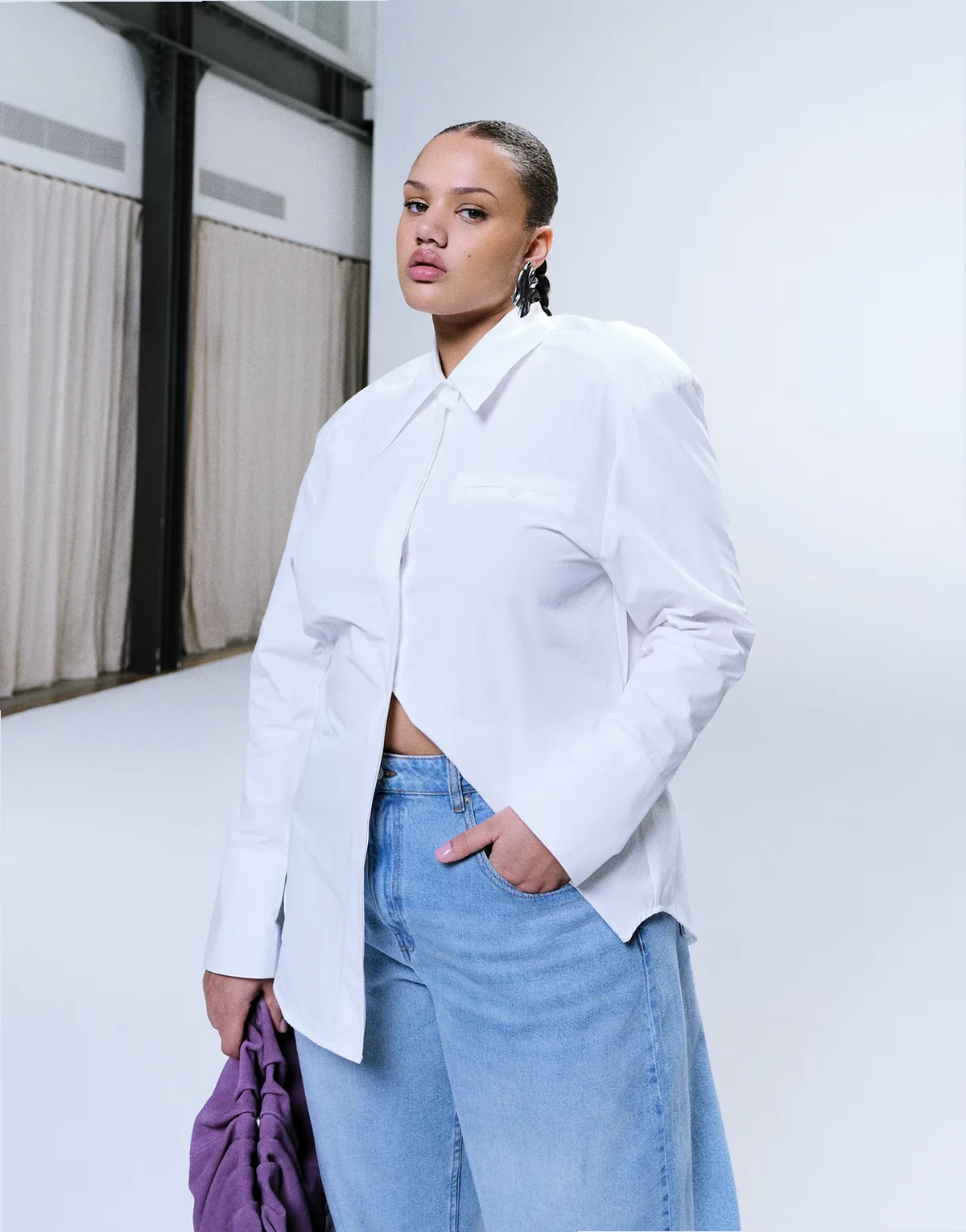 ASOS Curve – Biała koszula z poduszkami na ramionach i wiązaniem z tyłu