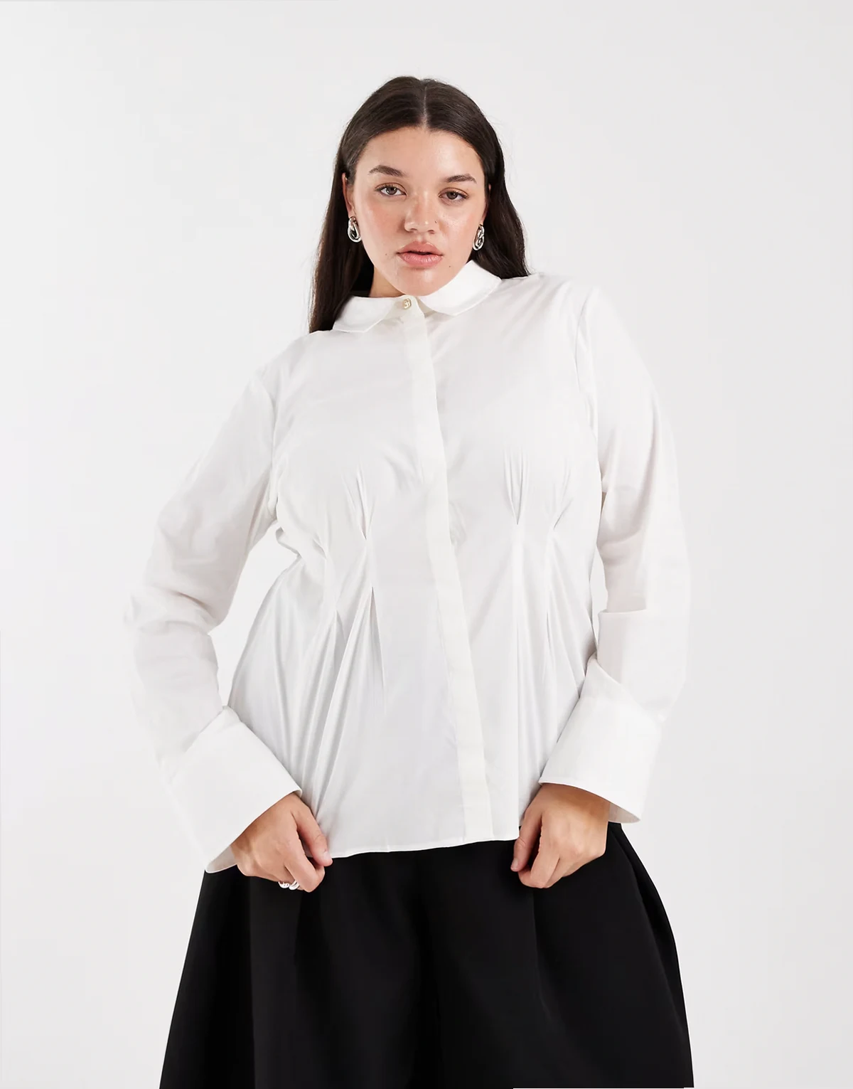 – Biała zwężana w talii koszula