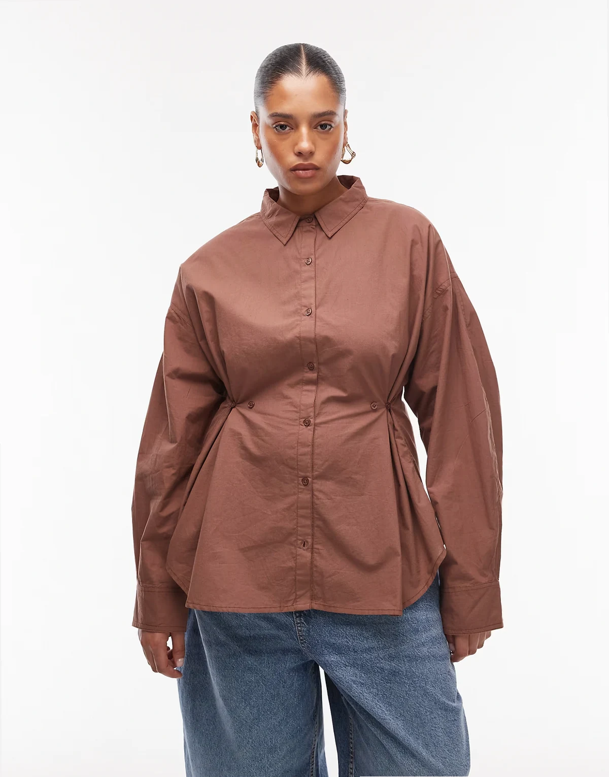 ASOS DESIGN Curve – Tailliertes Hemd in Braun mit Knopfdetail