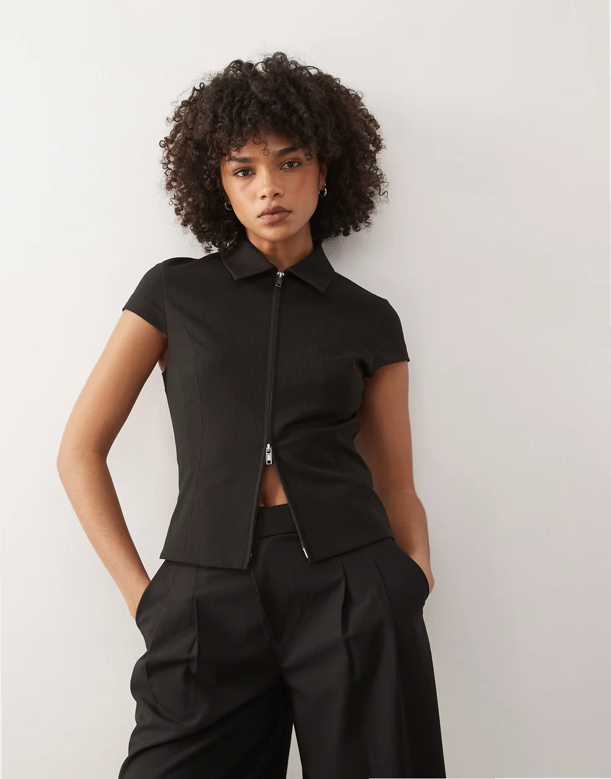 – Oberteil in Schwarz mit Kappärmeln, durchgehendem Reißverschluss und Nadelstreifen