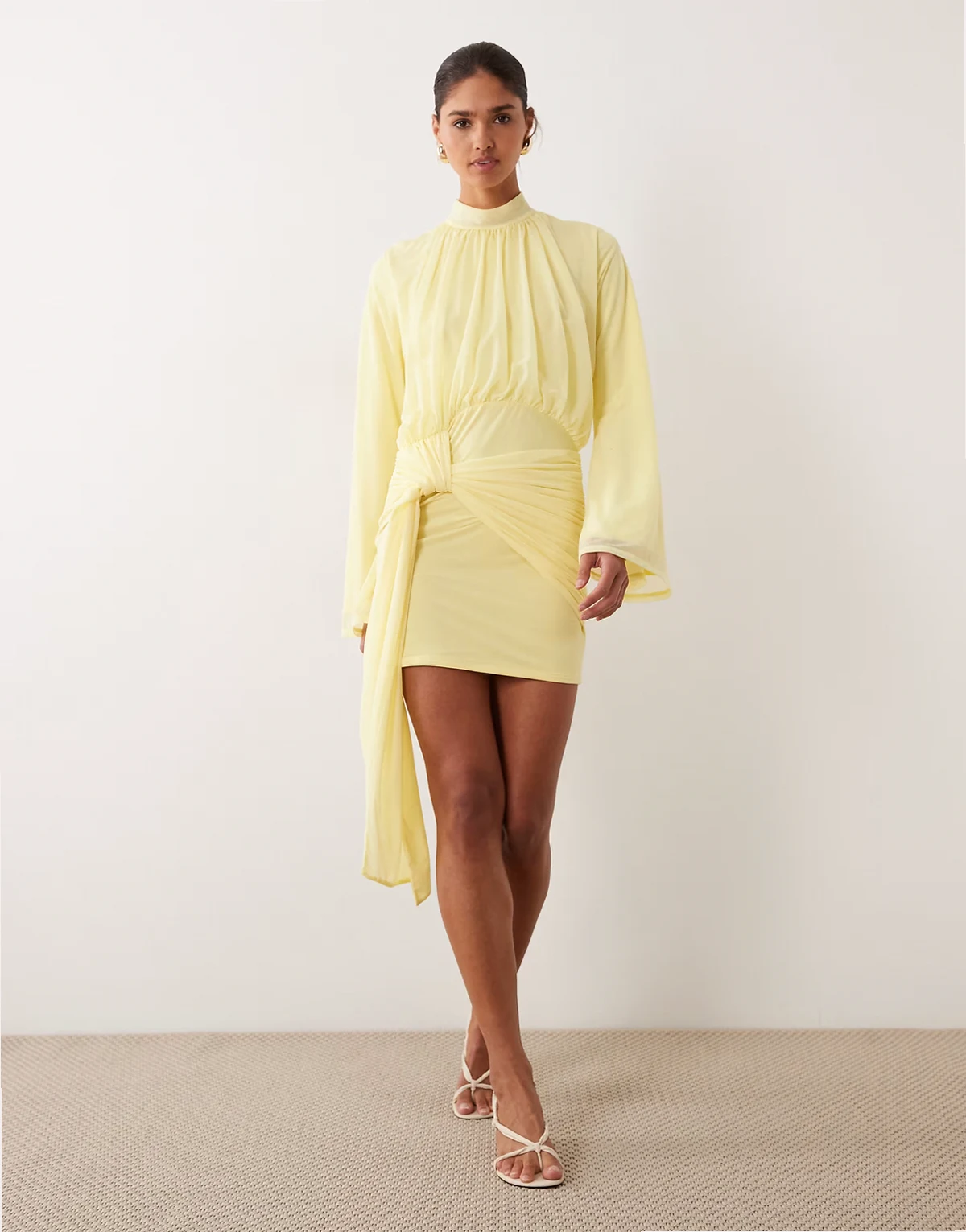 – Cytrynowa szyfonowa sukienka mini z zabudowanym dekoltem i obszernymi rękawami