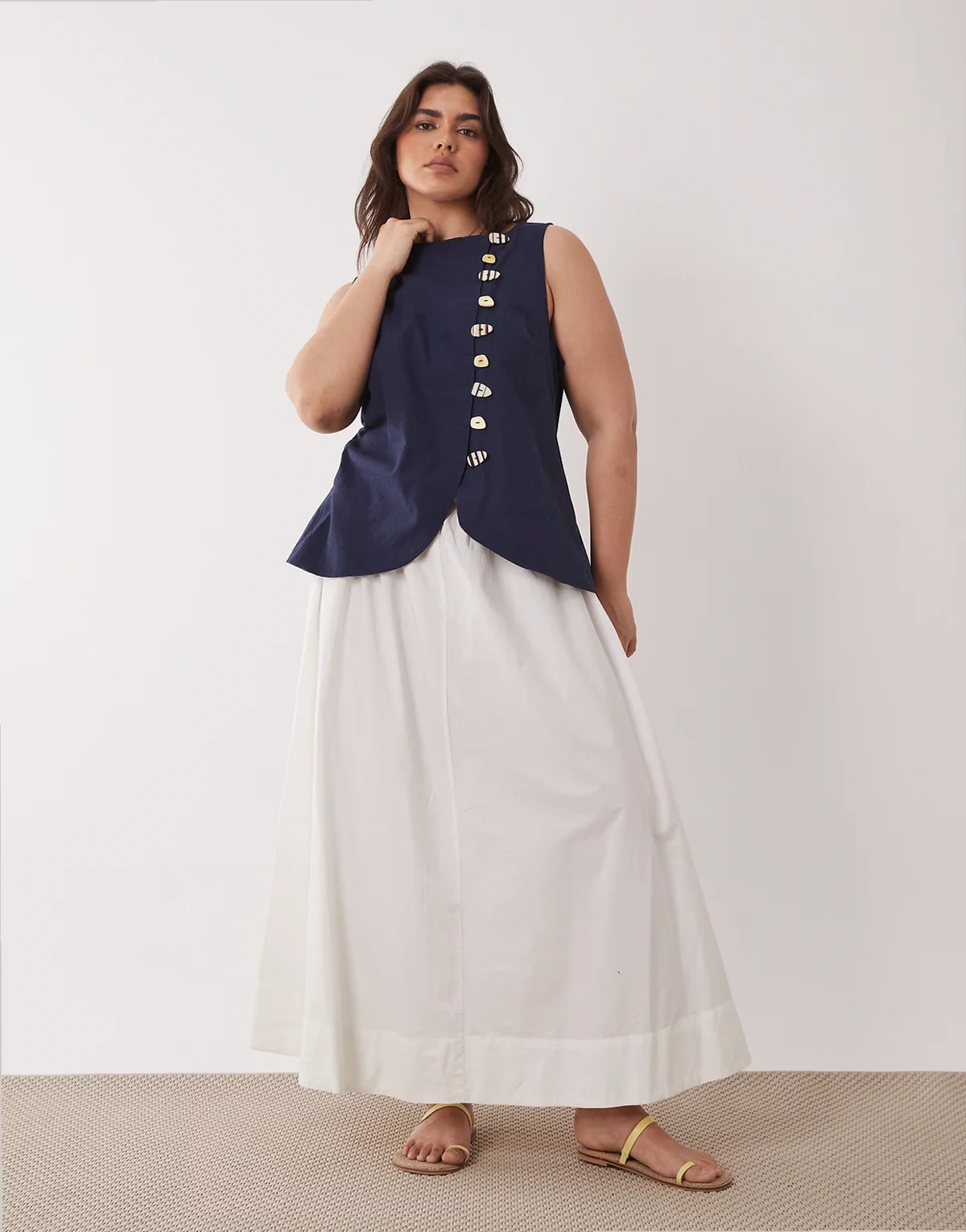 ASOS DESIGN Curve – Westen-Maxikleid in Marineblau und Weiß mit Leinenoptik und Popeline-Rock