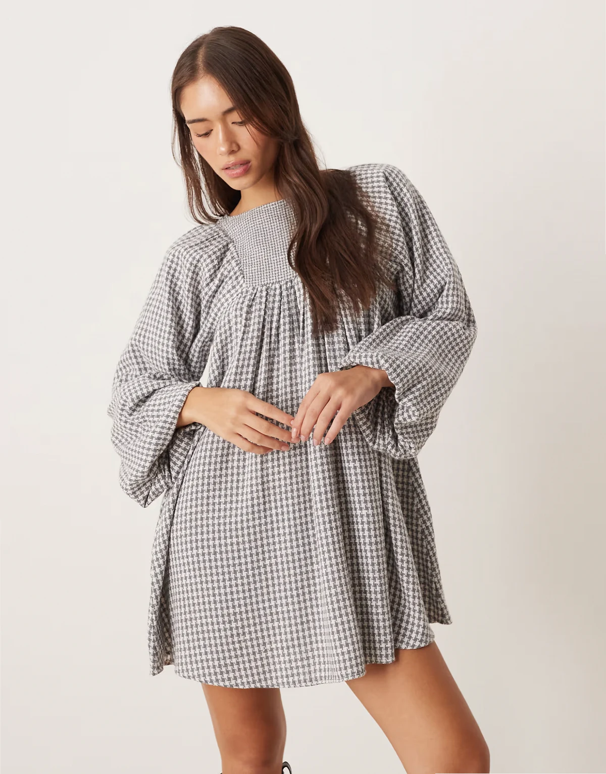 – Szara sukienka mini w stylu babydoll z obszernymi rękawami z tkaniny bouclé w pepitkę
