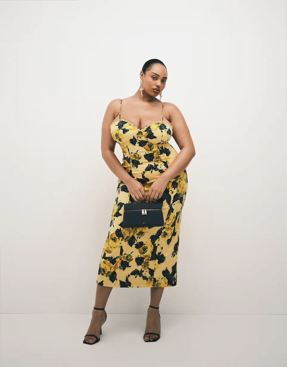 ASOS DESIGN Curve – Maxi-Sommerkleid aus Baumwollsatin in gemustertem Gelb mit schmalen Trägern und Detail an der Brustpartie