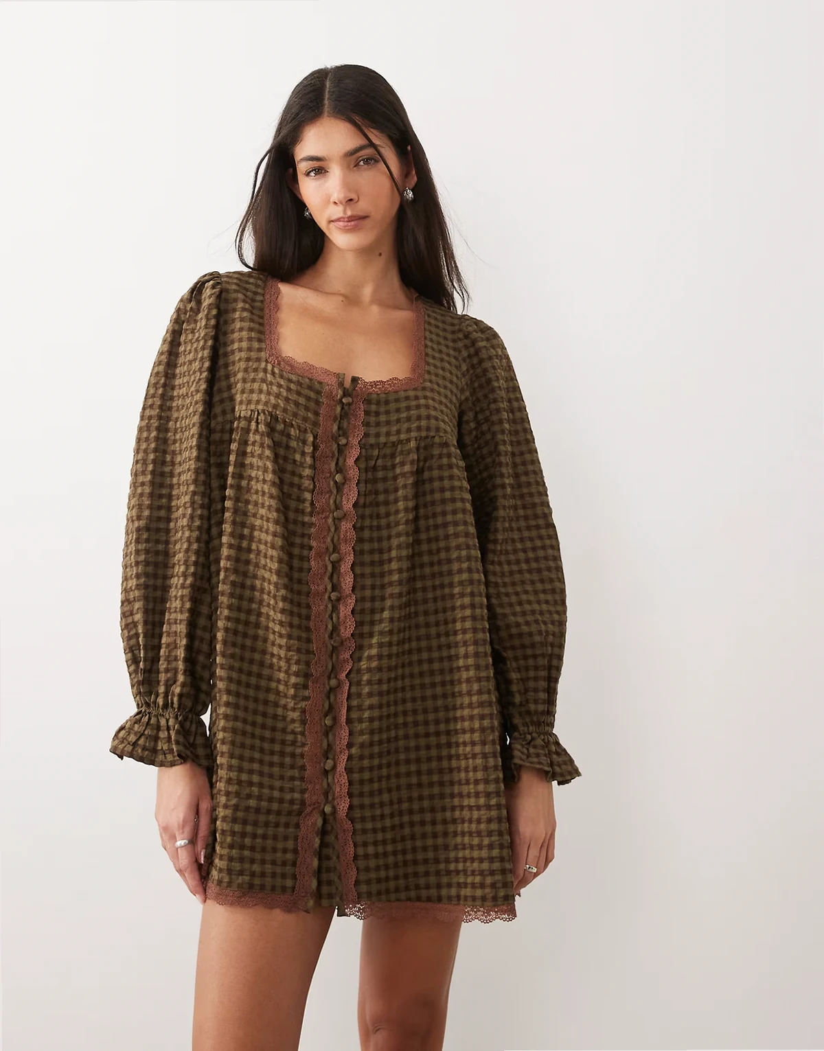 – Oliwkowa sukienka mini w stylu babydoll w kratę z koronkowym wykończeniem