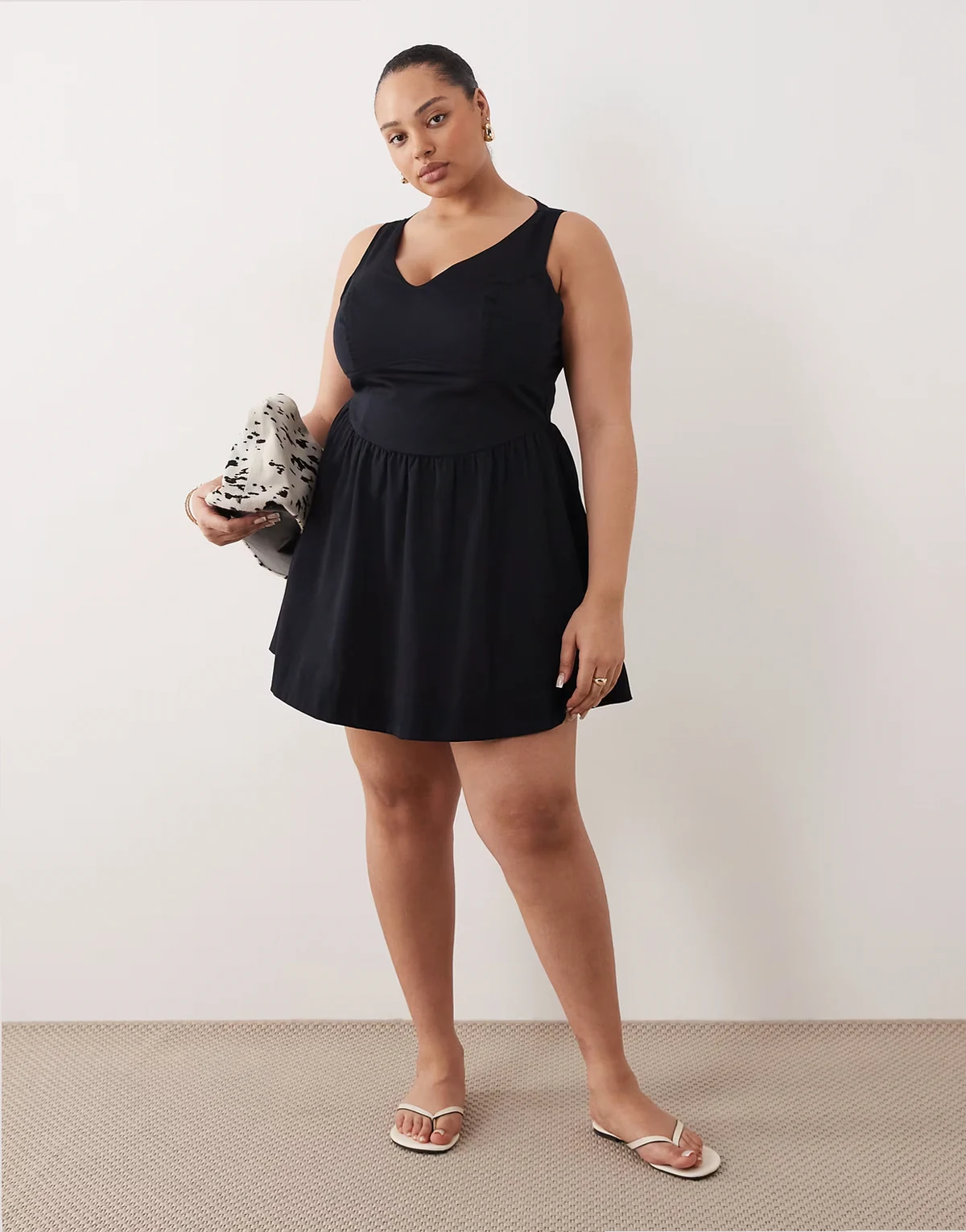 ASOS DESIGN Curve – Tailliertes Mini-Sommerkleid in Schwarz mit V-Ausschnitt und Ziernaht