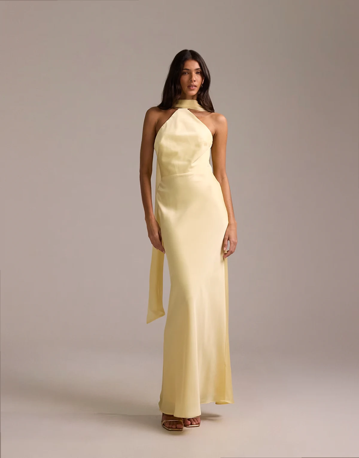 Bridesmaids – Cytrynowa satynowa sukienka maxi z dekoltem halter i szalikiem