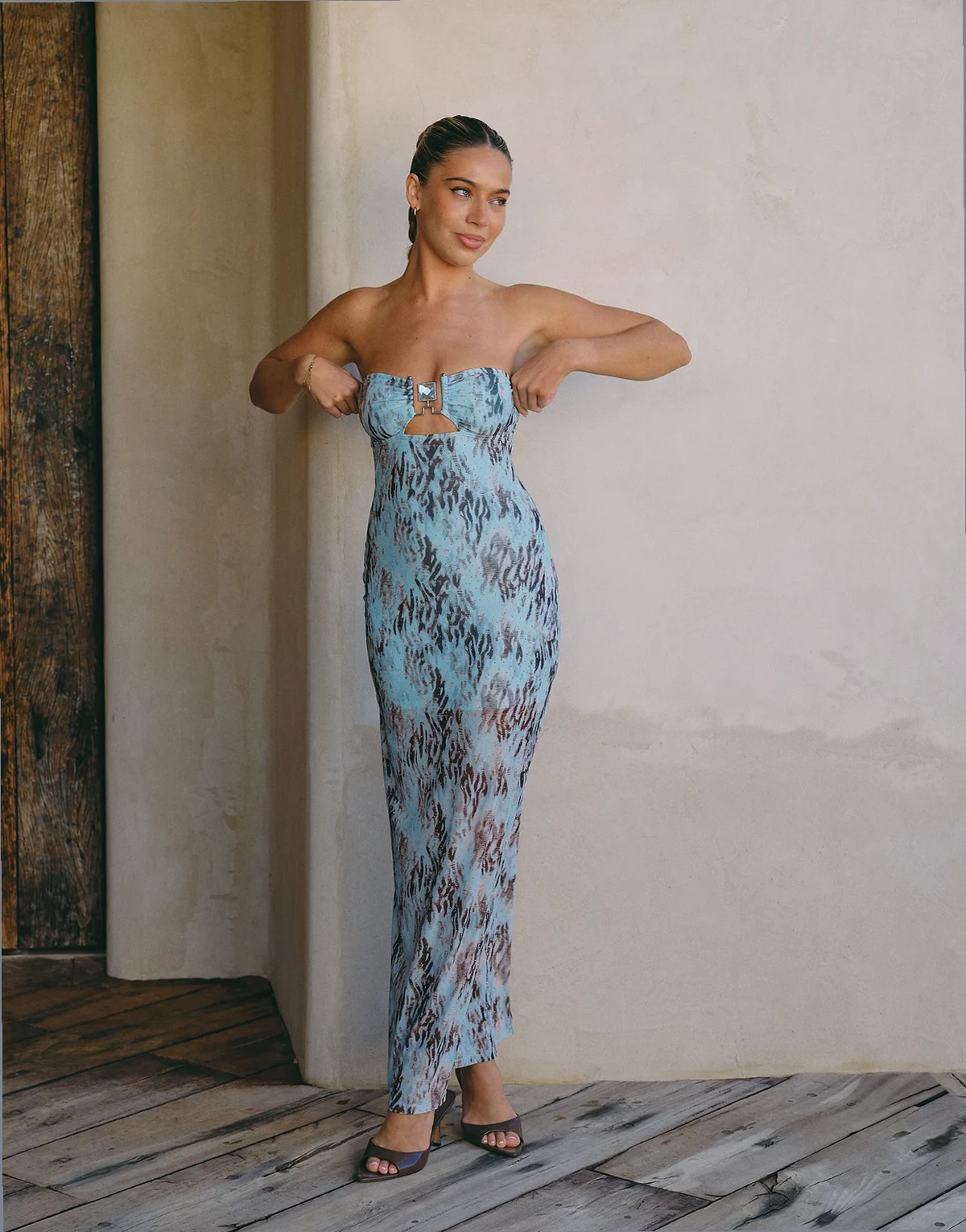 x Liv Silverman – Maxikleid aus glitzerndem Netzstoff in Blau-Bunt