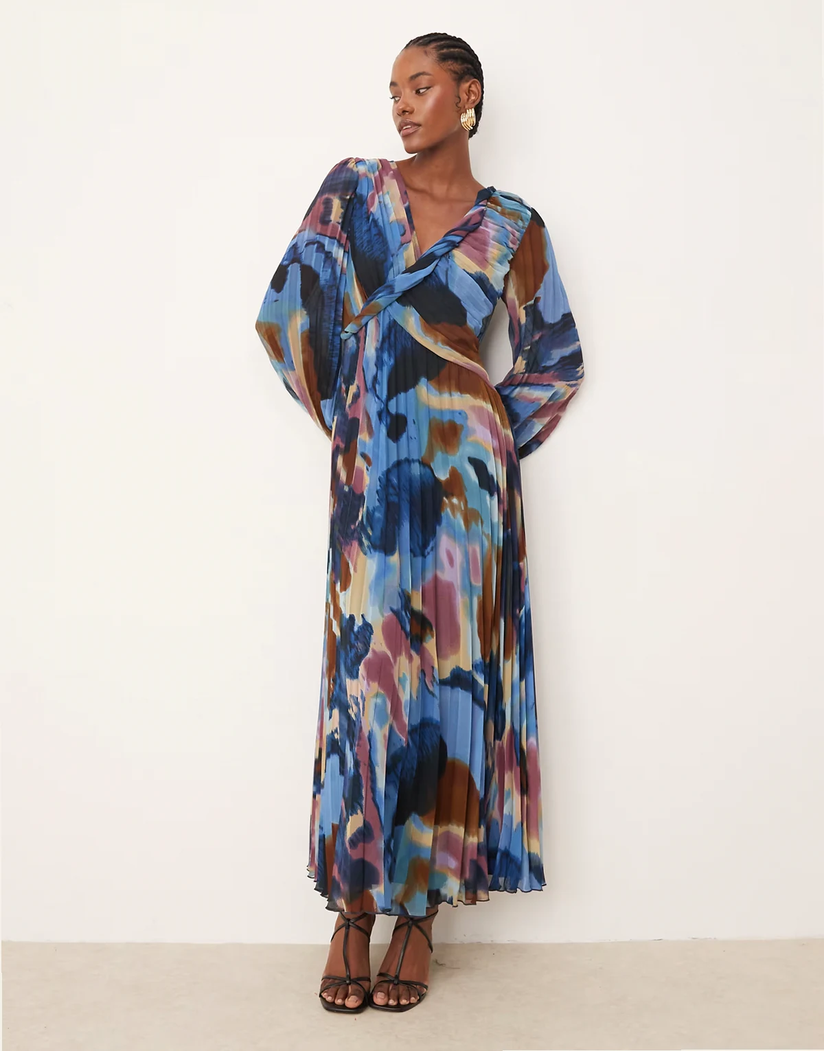 ASOS DESIGN Tall – Plissiertes Midikleid mit abstraktem Muster in Marineblau und verdrehtem Wickeldetail vorne