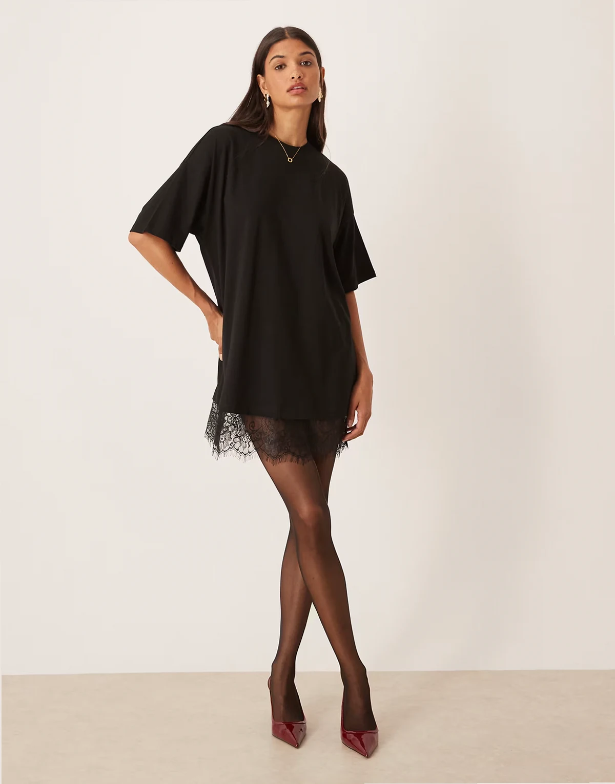 – Czarna wykończona koronką sukienka mini oversize