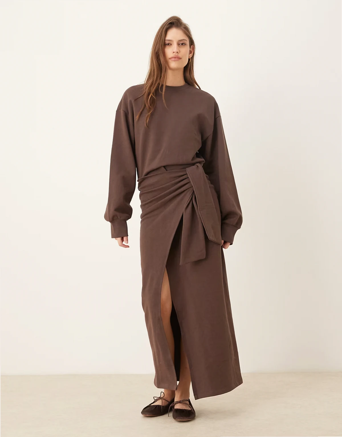 Circular Design Collection – Czarna kopertowa sukienka dresowa midi