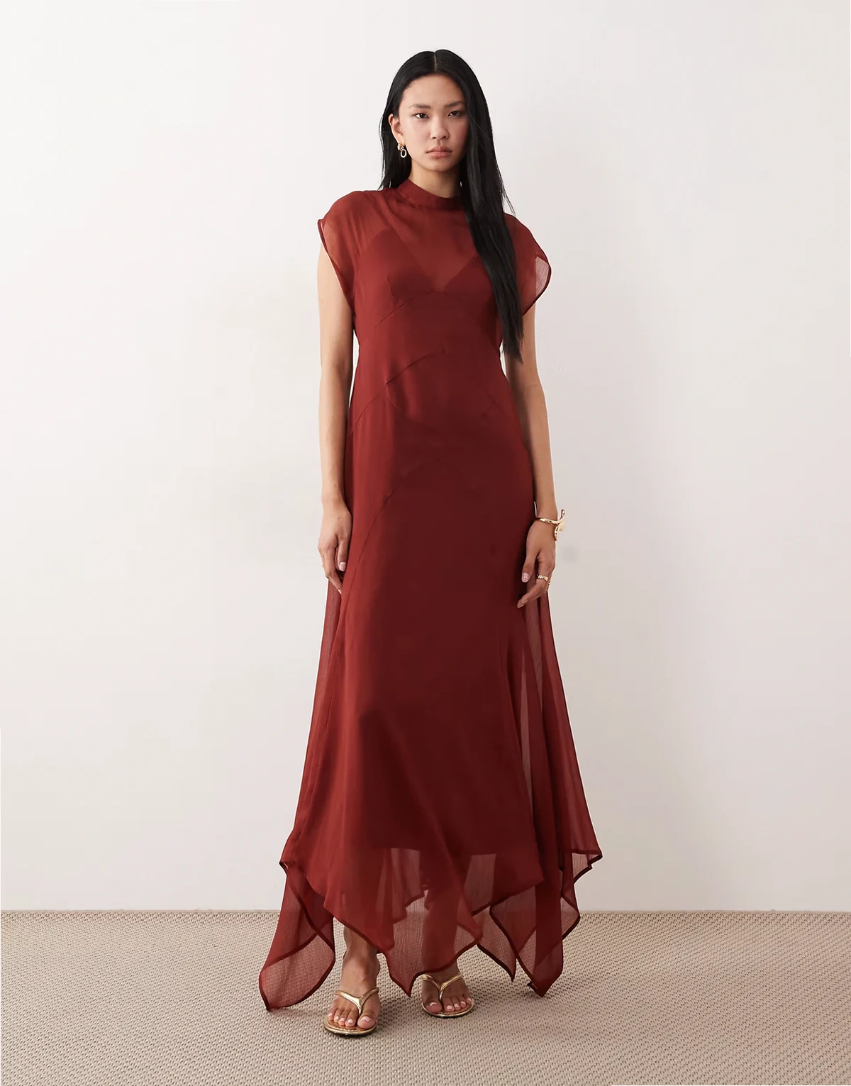 ASOS DESIGN Tall – Hochgeschlossenes Chiffon-Maxikleid in kräftigem Rostrot mit Zipfelsaum