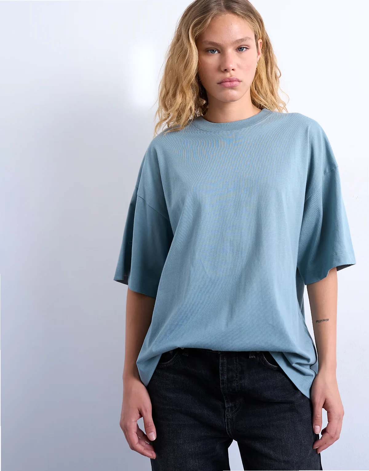 – Bladoniebieski T-shirt oversize z obniżoną linią ramion