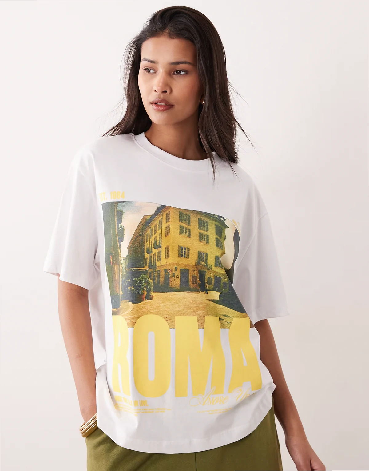 – Biały T-shirt oversize z krótkimi rękawami, grafiką i napisem Roma