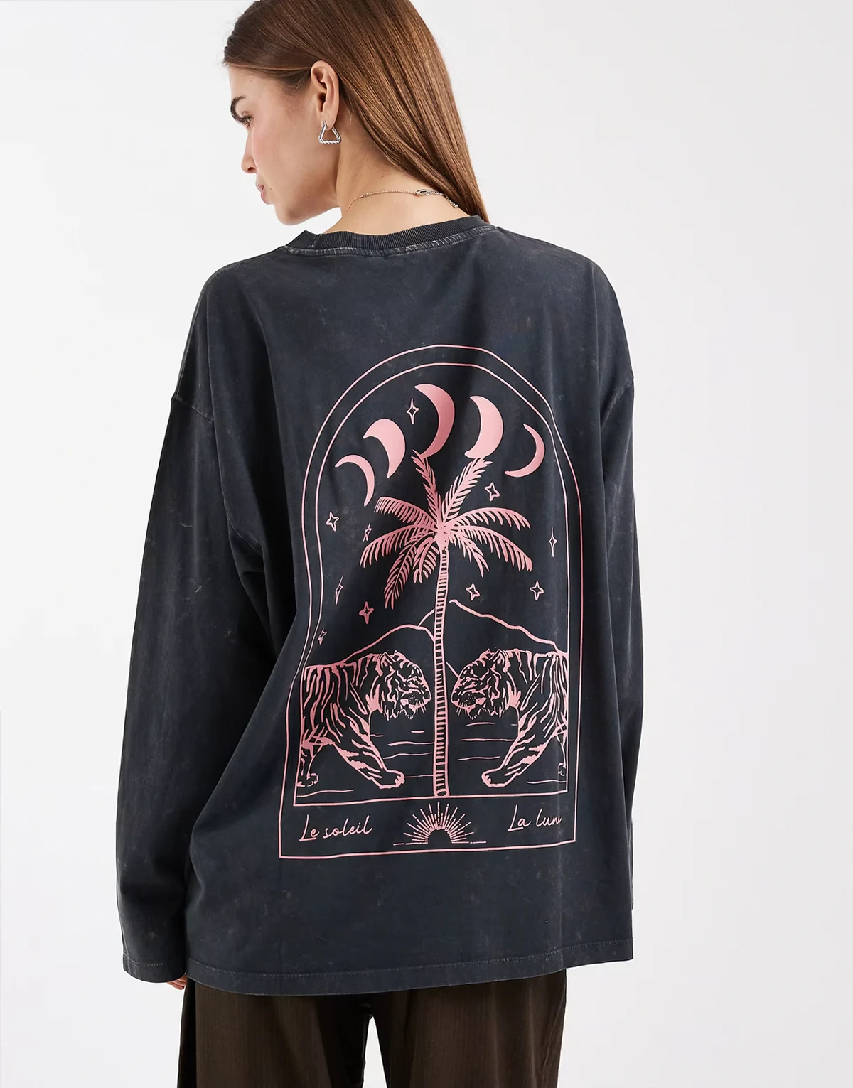 – Grafitowy sprany T-shirt z długimi rękawami i grafiką z księżycem i tygrysem