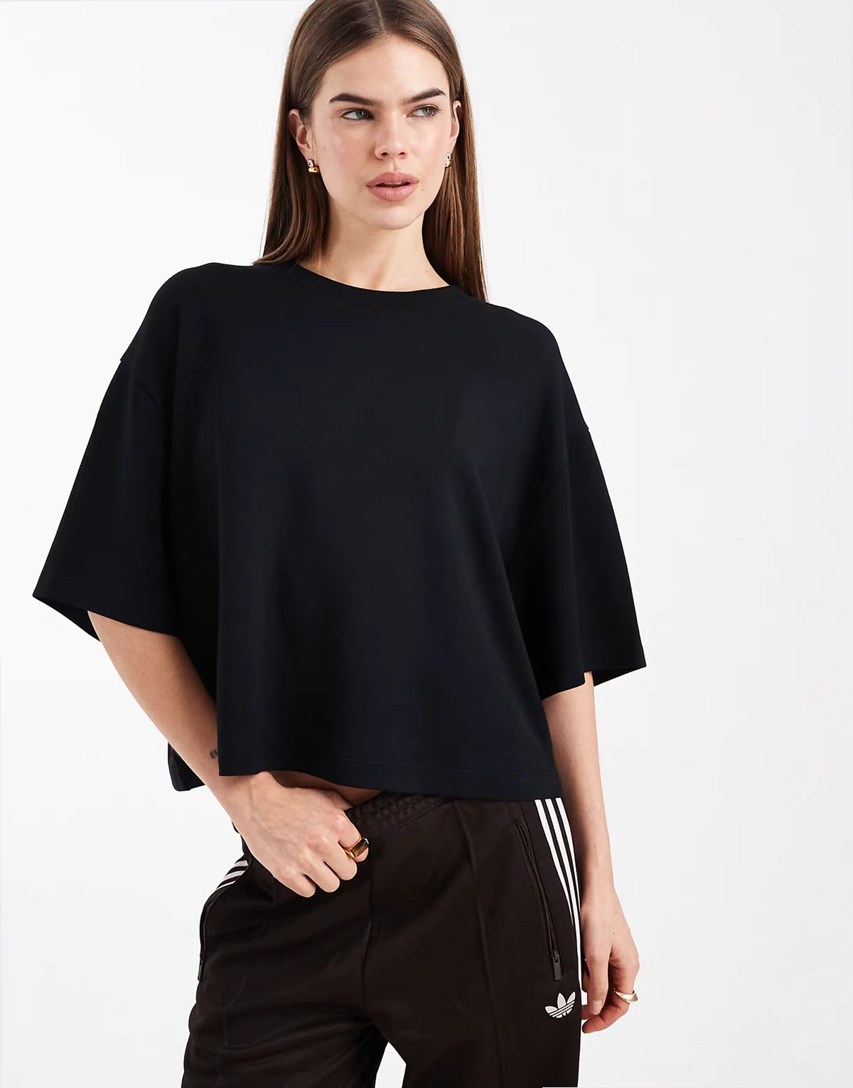 – Czarny krótki T-shirt o pudełkowym kroju z miękkiego materiału cupro