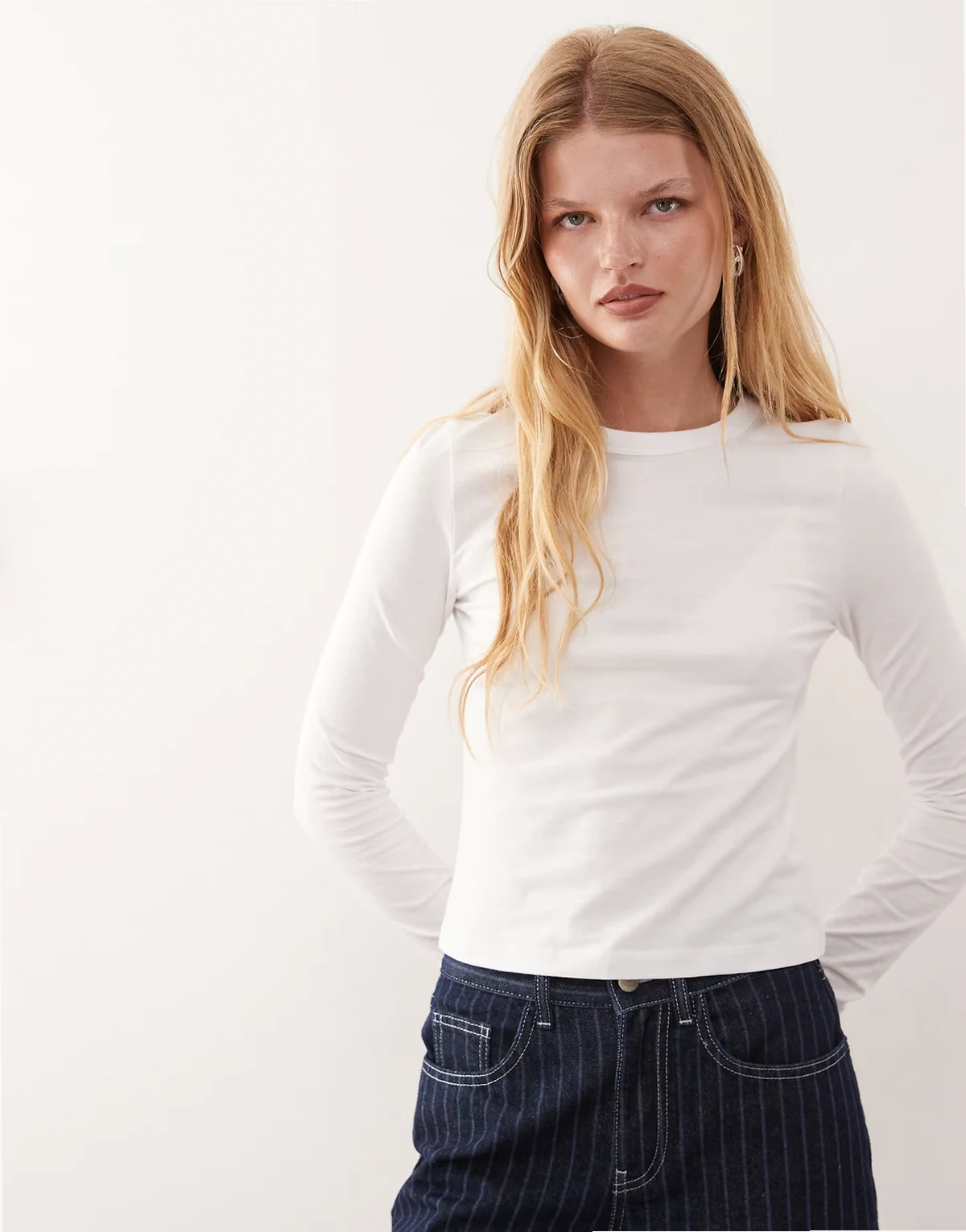– Biały dopasowany T-shirt z długim rękawem