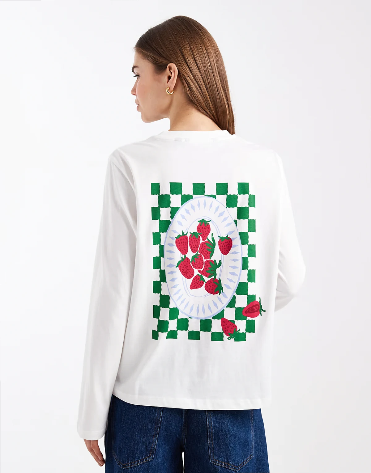 – Biały T-shirt oversize z długimi rękawami i grafiką szachownicy z truskawkami na plecach