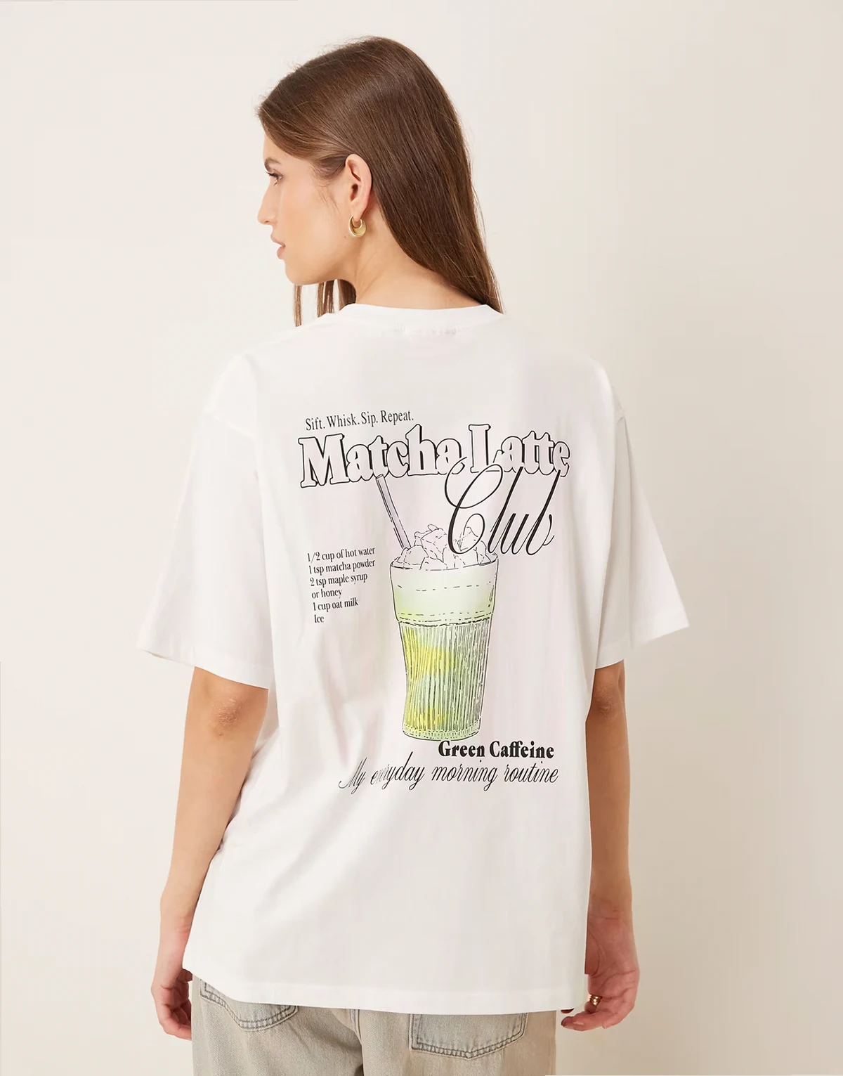 – Biały T-shirt oversize z nadrukiem z matchą na plecach