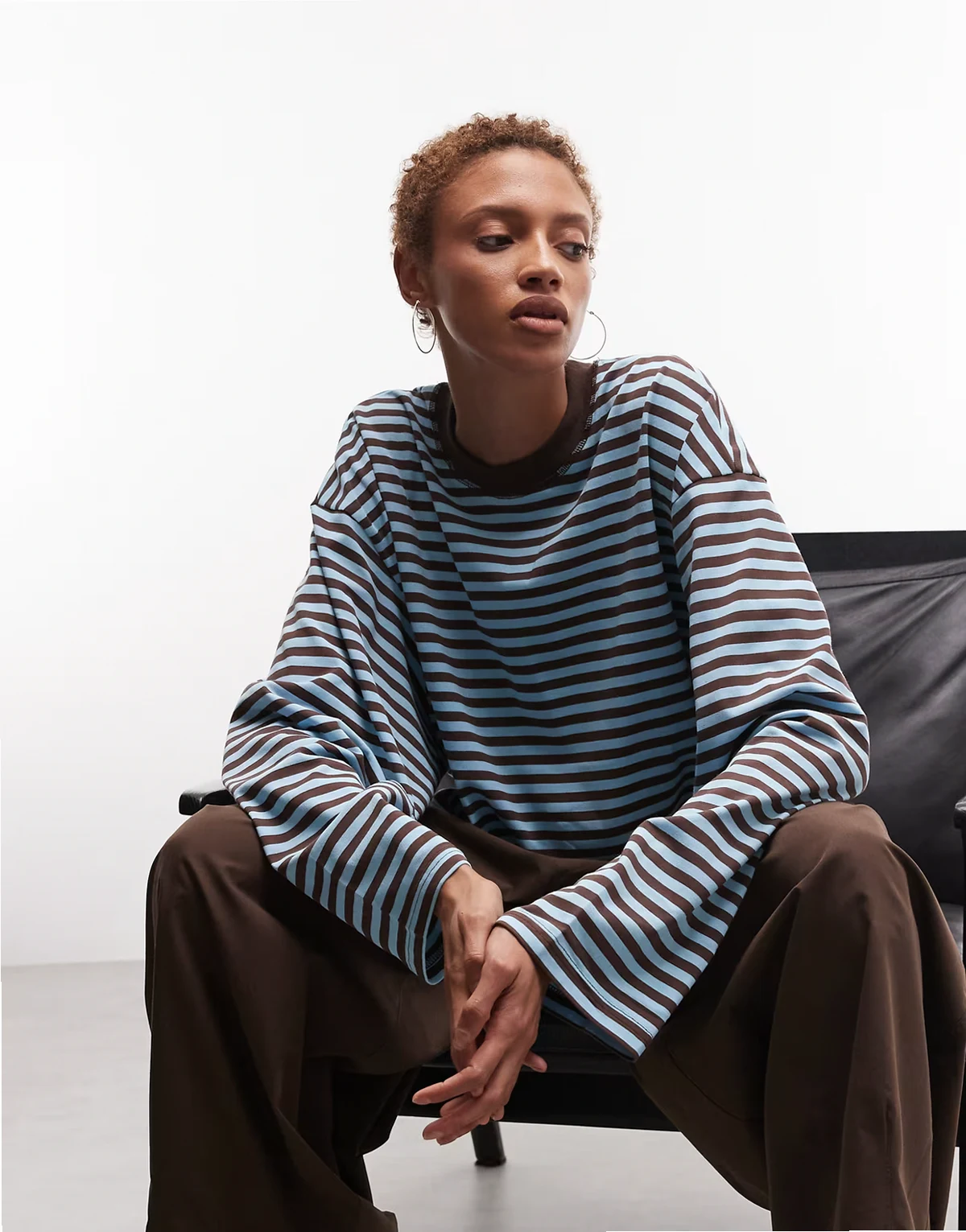 – Bloom – T-shirt o pudełkowym kroju z okrągłym dekoltem i długimi rękawami z mieszanki bawełny w niebiesko-brązowe paski