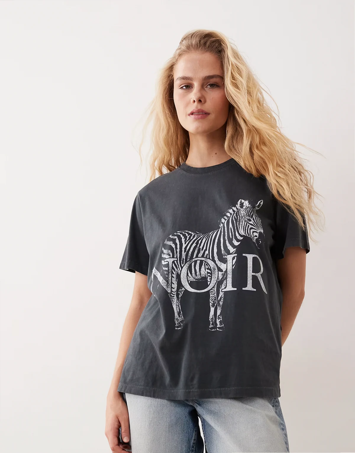 – Grafitowy sprany T-shirt z krótkimi rękawami i grafiką z napisem Arizona