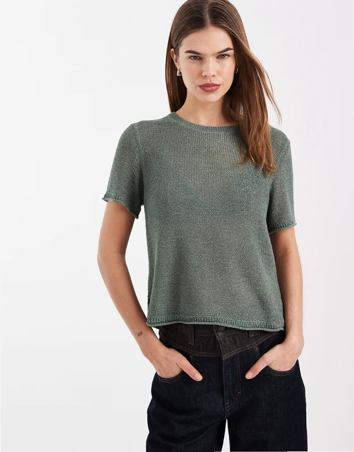 – Ciemnozielony lekki T-shirt z ażurowej dzianiny