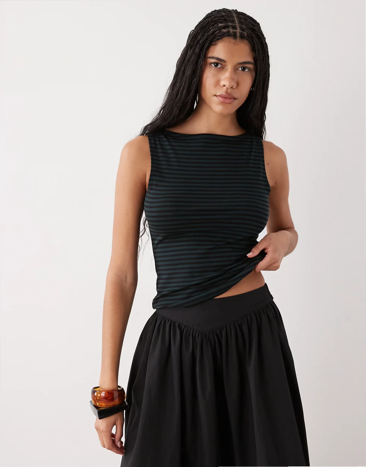 – Annie – Weiches, ärmelloses Oberteil in Waldgrün mit U-Boot-Ausschnitt und Streifen, exklusiv bei ASOS