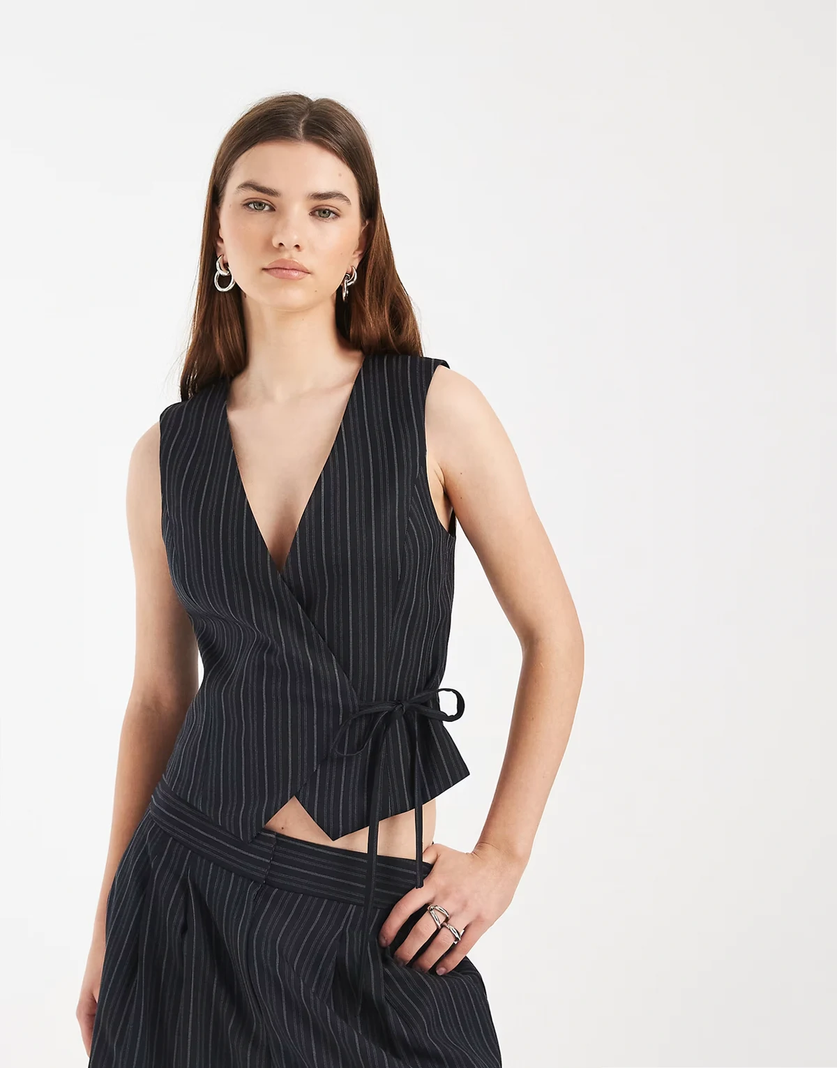 – Wiązana z boku kamizelka w prążki