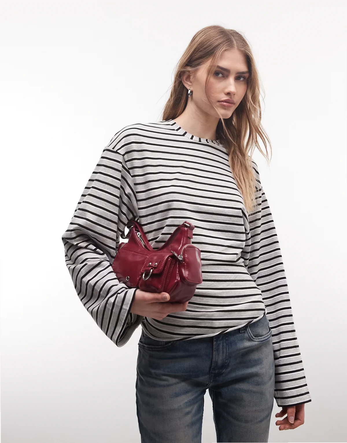 – Langärmliges, gestreiftes Shirt in Grau und Schwarz mit geraffter Taille