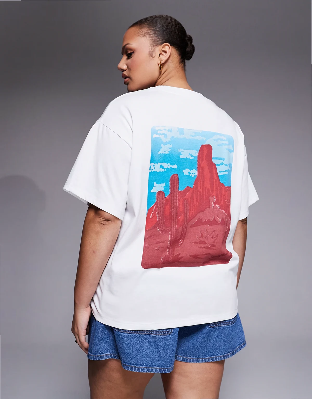 – Biały T-shirt oversize z nadrukiem „Arizona”