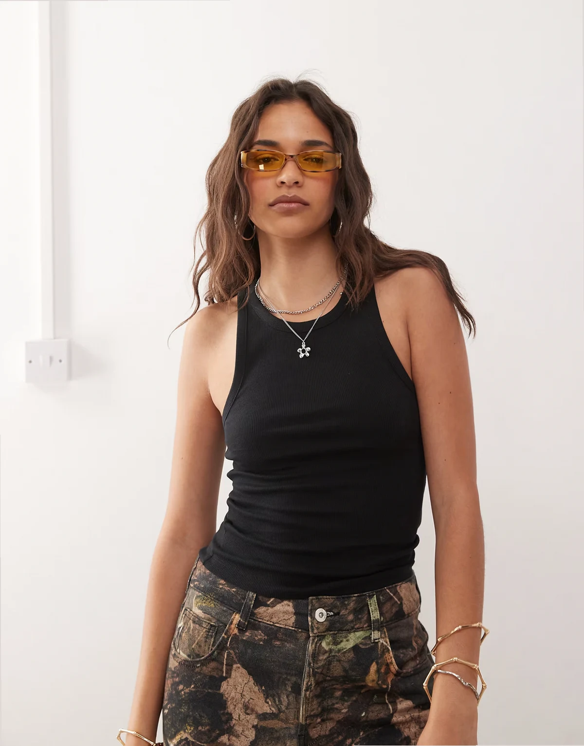 – Czarny prążkowany podkoszulek