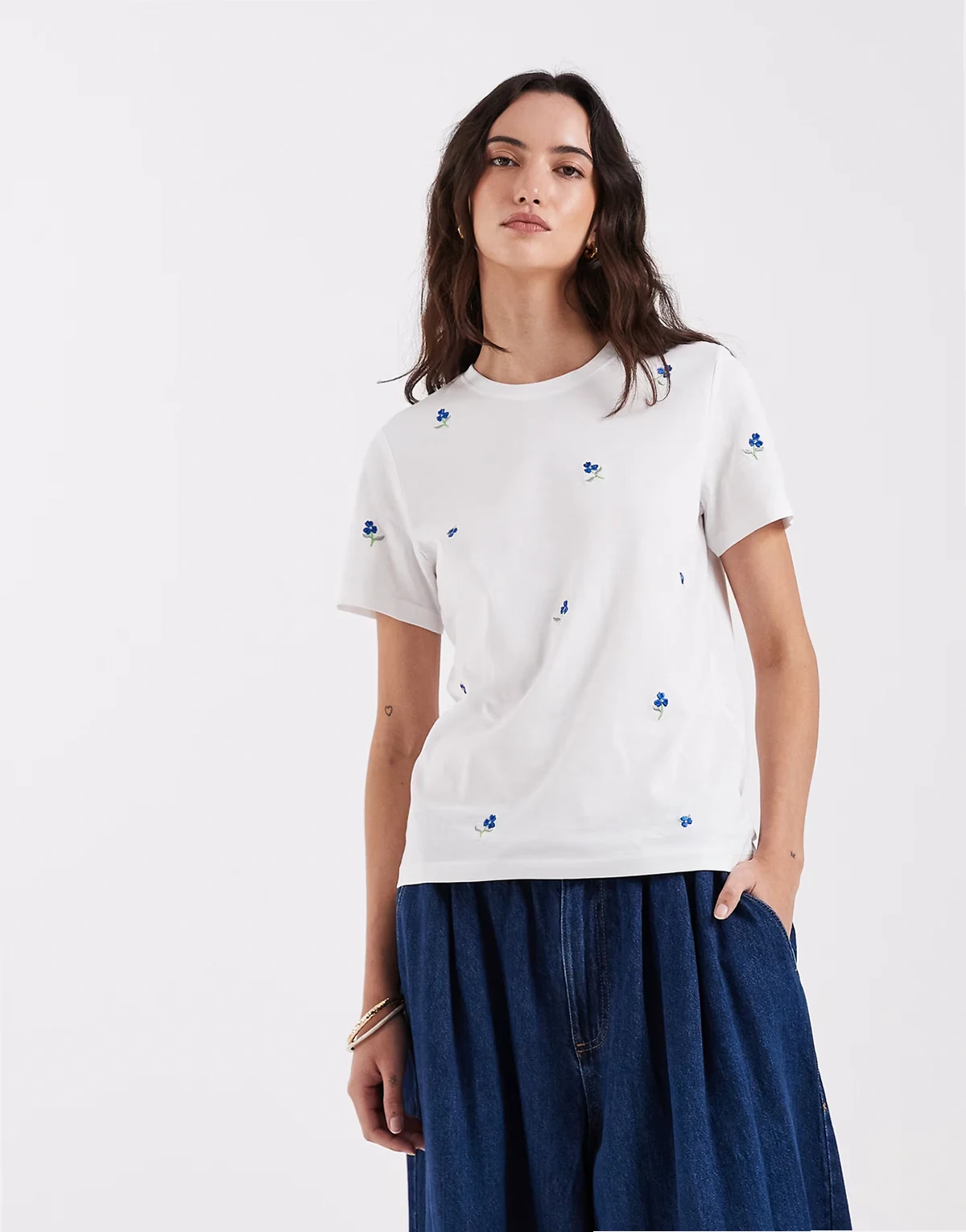 – Biały T-shirt z okrągłym dekoltem i haftowanym wzorem w kwiaty