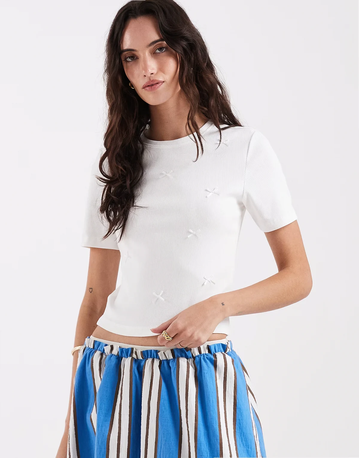 – Biały prążkowany T-shirt z kokardkami