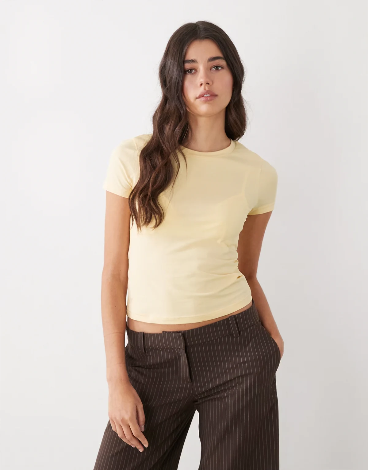 – Schmal geschnittenes T-Shirt in Buttergelb