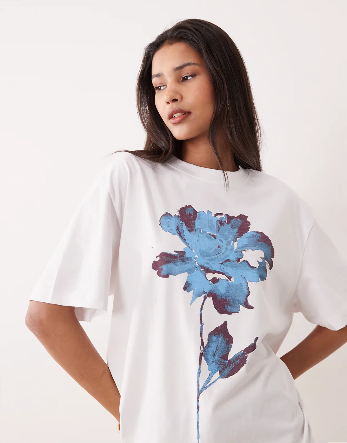 – Czarny T-shirt oversize z krótkimi rękawami i grafiką z kwiatem